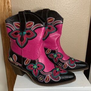 Western pink and black floral embroidered boots NEW in box